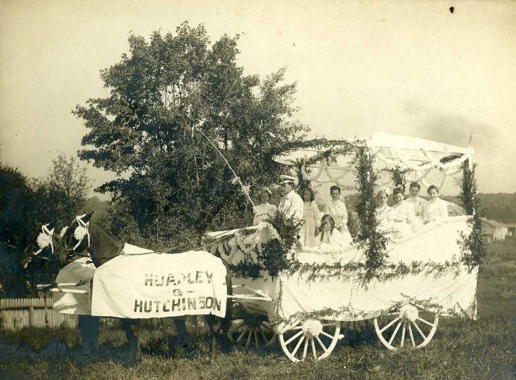 1905-Carnival-Hoadley-&-Hutchinson-float.jpg