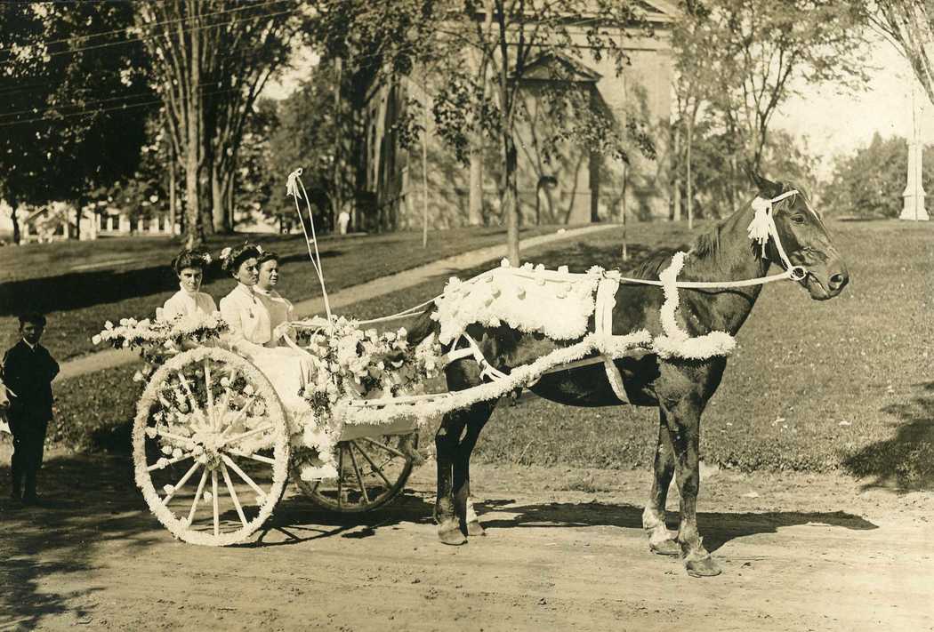1909-Carnival-Mrs-HM-Ferguson-Olive-Thompson-&-Virginia Shepard.jpg