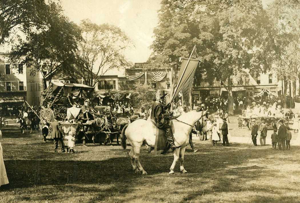 1909-Carnival-MIF-Co-float.jpg