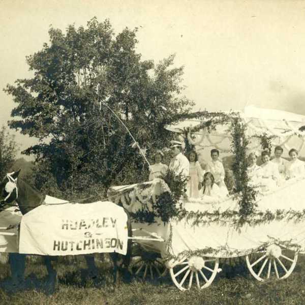 1905-Carnival-Hoadley-&-Hutchinson-float.jpg